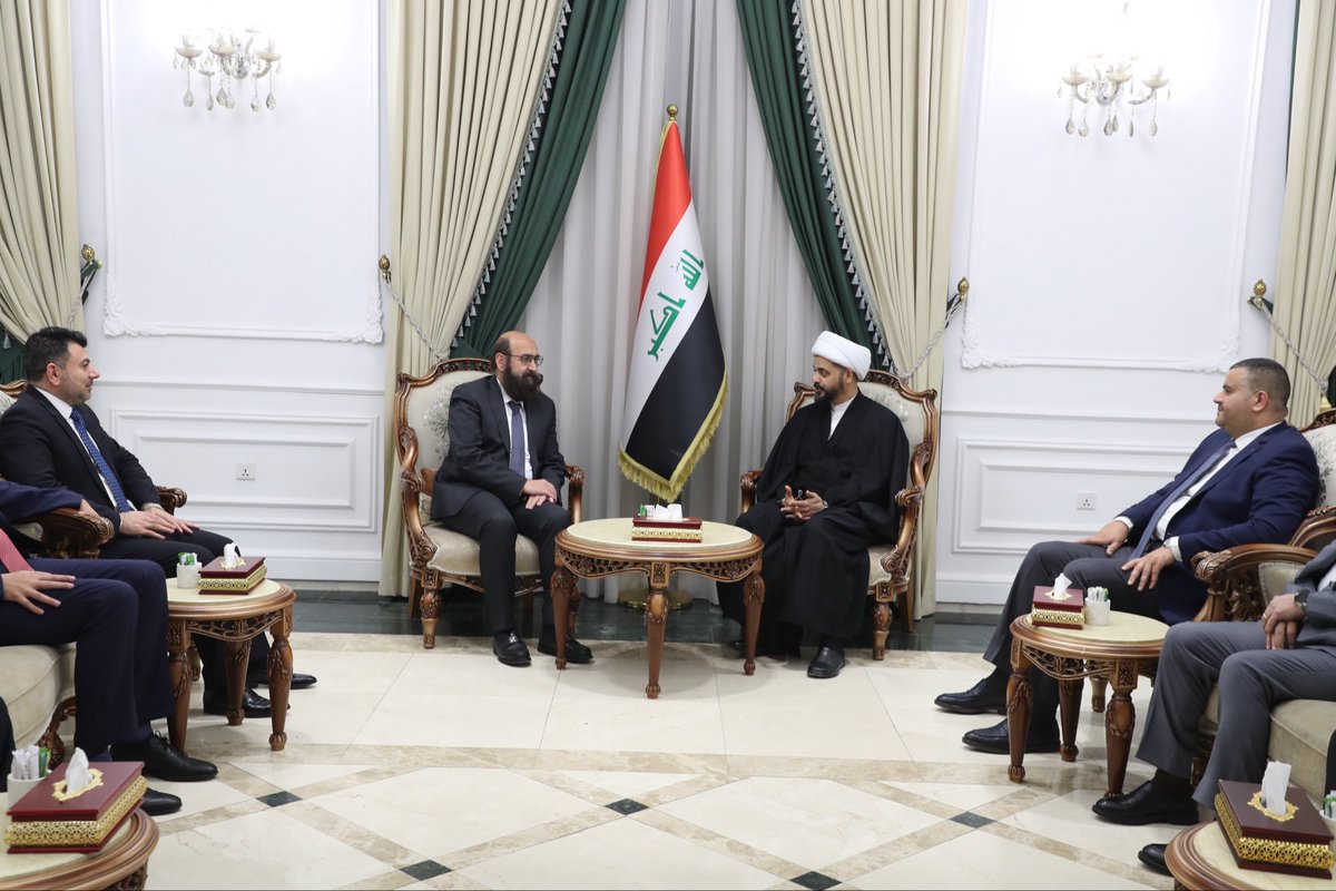 الشيخ الأمين يؤكد دعمه لاستقرار سنجار وعودة الأيزيديين

استقبل سماحة الشيخ الأمين قيس الخزعلي أمير الأيزيديين حازم تحسين بيك، مؤكداً دعم قضايا الأيزيديين وتضمين البرنامج الحكومي ما يضمن استقرار سنجار، وعودة النازحين، واستكمال تمليك منازلهم بعد عقود من الحرمان.

وشدد الشيخ الأمين