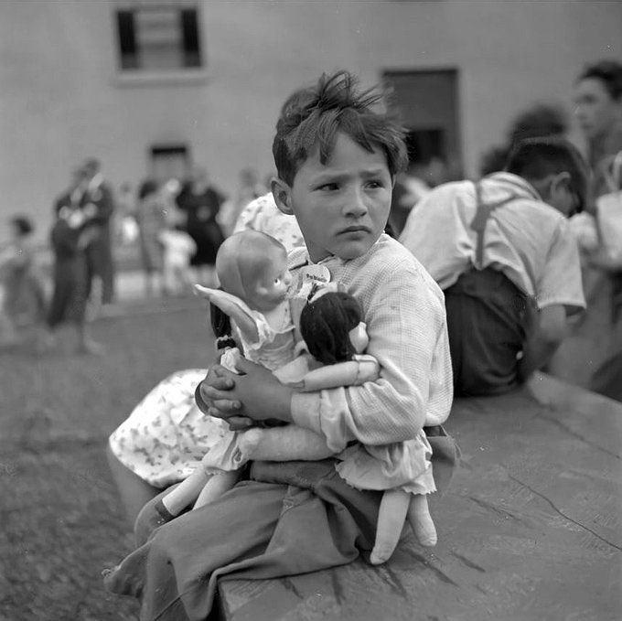 RenzoVaccarezza's tweet image. Un gran error en la Navidad de 1951. 
La primera dama Rosa Markmann, decidió regalarles juguetes a los cientos de niños más pobres de Santiago. Pero como las encargadas de comprarlos eran mujeres, llegaron principalmente muñecas.