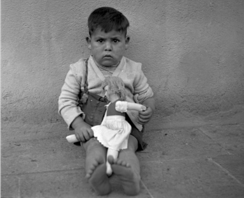 RenzoVaccarezza's tweet image. Un gran error en la Navidad de 1951. 
La primera dama Rosa Markmann, decidió regalarles juguetes a los cientos de niños más pobres de Santiago. Pero como las encargadas de comprarlos eran mujeres, llegaron principalmente muñecas.