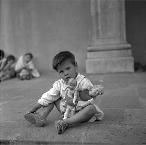 RenzoVaccarezza's tweet image. Un gran error en la Navidad de 1951. 
La primera dama Rosa Markmann, decidió regalarles juguetes a los cientos de niños más pobres de Santiago. Pero como las encargadas de comprarlos eran mujeres, llegaron principalmente muñecas.