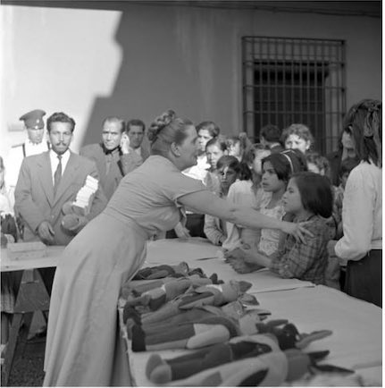 RenzoVaccarezza's tweet image. Un gran error en la Navidad de 1951. 
La primera dama Rosa Markmann, decidió regalarles juguetes a los cientos de niños más pobres de Santiago. Pero como las encargadas de comprarlos eran mujeres, llegaron principalmente muñecas.