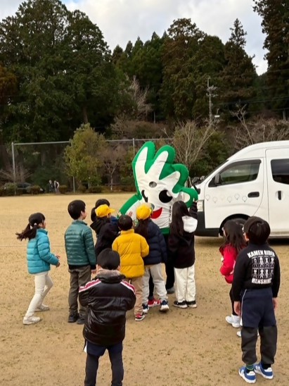 新佐賀市誕生20周年記念事業！
「#空飛ぶ体験あたりまえ化計画 」🎈

本日12/15（月）は、小中一貫校 北山校🏔

”子どもへのまなざし運動”のマスコットキャラクター「まなざし君」も大人気でした💚

#佐賀市観光　#係留体験　#バルーンのまち佐賀市