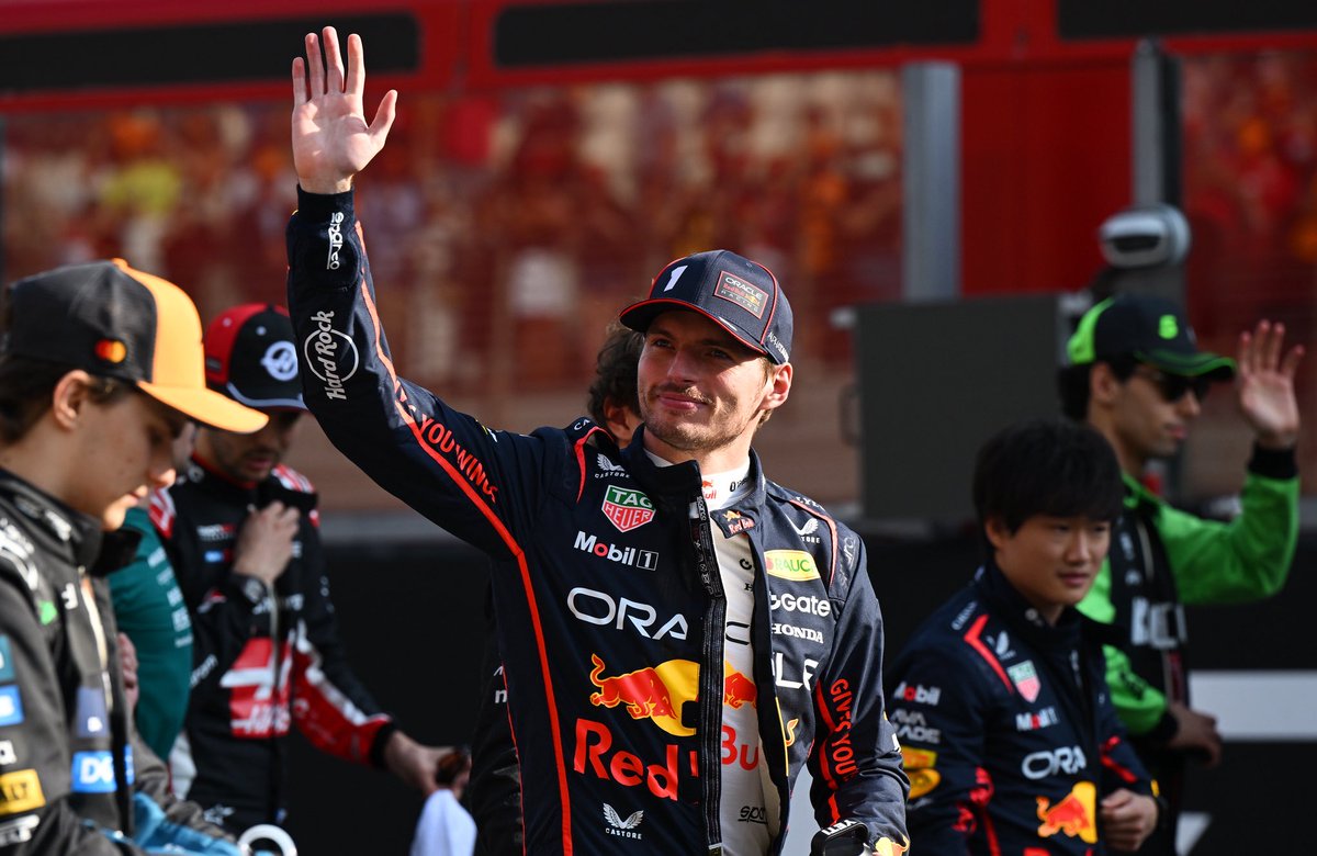 SoyMotor's tweet photo. 💥 “Max Verstappen es el heredero de Michael Schumacher”, asegura Arrivabene

🥹 “Max es un fenómeno. Si hay 50.000 componentes en un monoplaza, consigue sacar lo mejor de cada detalle. Verstappen es el heredero de Schumacher. Tiene la misma fuerza, el mismo sentido del liderazgo. Sabe cómo inspirar a quienes trabajan con él”

#F1