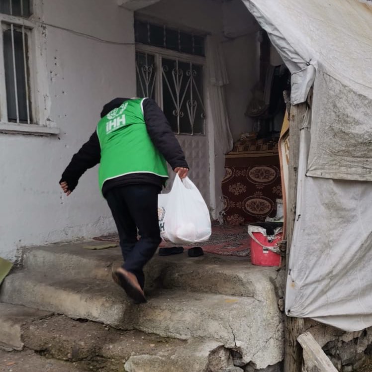 Ağrı İHH, yetim ve ihtiyaç sahibi aileleri ziyaret ederek gıda paketi ve adak eti dağıtımı gerçekleştirdi.

İyilik Her Zaman, Her Yerde! 💚
