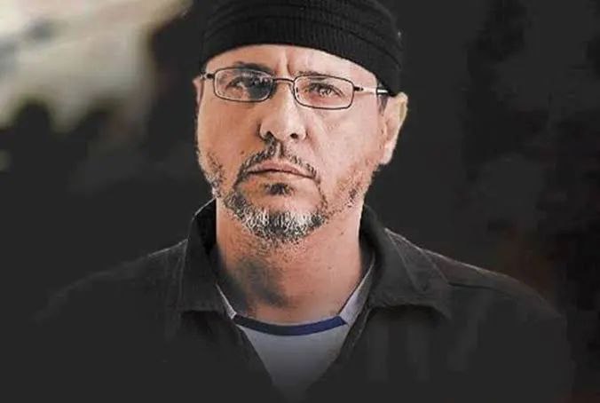 وحدة السجانين فتشت غرفة الزيارة مرتين، قبل وبعد زيارته..

المحامي حسن عبادي: الأسير القيادي عبد الله البرغوثي فقد 43 كيلو من وزنه ويده اليمنى كسرت خلال التنكيل به في السجون، ويعيش في زنزانة باردة جدا بدون أغطية وملابس شتوية، وأحيانا يتم تشغيل الهواء البارد، وابتسم ساخرا حين