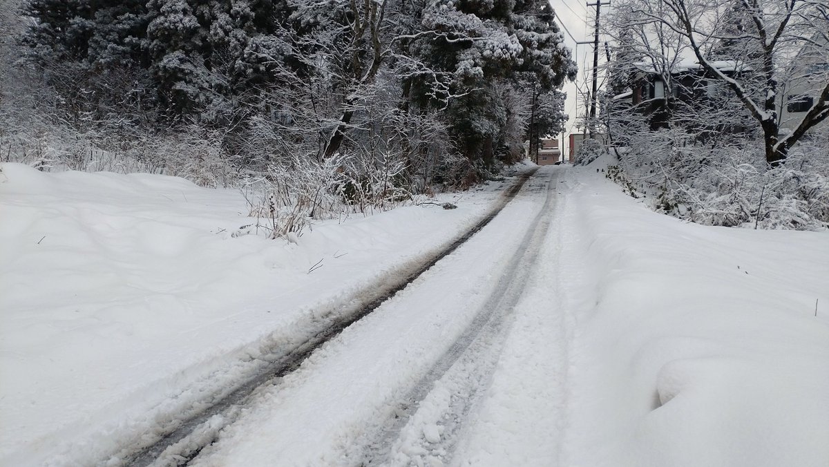 宿へ向かう道も雪積もってた。雪でも大丈夫な靴にしておいてよかった。