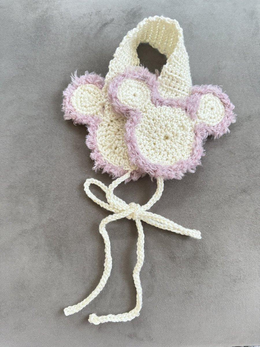 misaupaa's tweet photo. 毛糸のミッキーリース完成しました🧶💞
ミッキーリースを毛糸で作るのを閃いて
クリスマスに間に合うように急いで編んだ🙂‍↕️

パーク行ってリース買う予定が子供のインフルがうつって
家族で初めてのインパがなくなっちゃったから作った🥲
新パレード見たかった🥲
妊娠中にイヤーマフも編んだよ🫶🏻 https://t.co/7kLSzjydsI