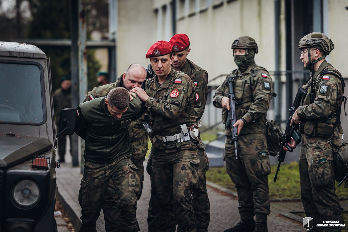 1BLogBydgoszcz's tweet photo. Intensywne szkolenie roczne z #ppoż i ochrony obiektów w #3blog. W ramach zajęć przeprowadzono pozorowane naruszenie systemu ochrony oraz alarm pożarowy, sprawdzając reakcję wszystkich służb odpowiedzialnych za bezpieczeństwo. https://t.co/aMFk99cnCP