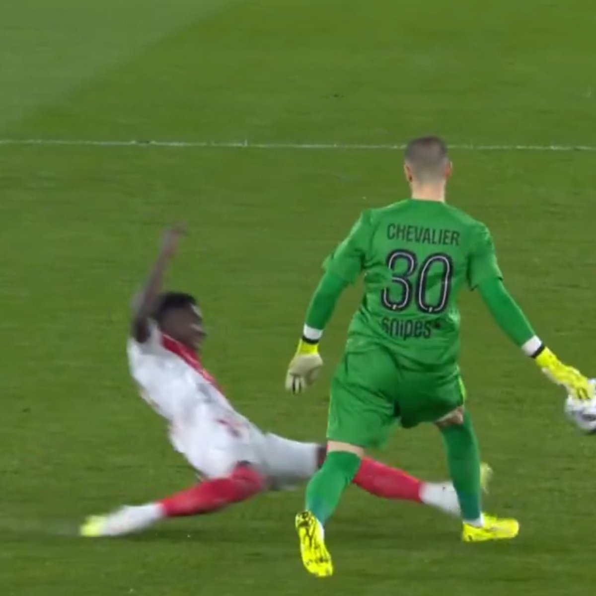 Ce qui est assez drôle, c’est que si Lamine Camara avait pris son rouge sur son tacle face à Chevalier, il aurait été suspendu (et pas que 1 match).

Et on aurait pas de polémique sur le but hors-jeu.