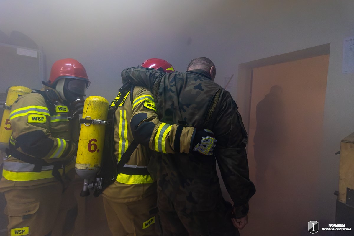 1BLogBydgoszcz's tweet photo. Intensywne szkolenie roczne z #ppoż i ochrony obiektów w #3blog. W ramach zajęć przeprowadzono pozorowane naruszenie systemu ochrony oraz alarm pożarowy, sprawdzając reakcję wszystkich służb odpowiedzialnych za bezpieczeństwo. https://t.co/aMFk99cnCP