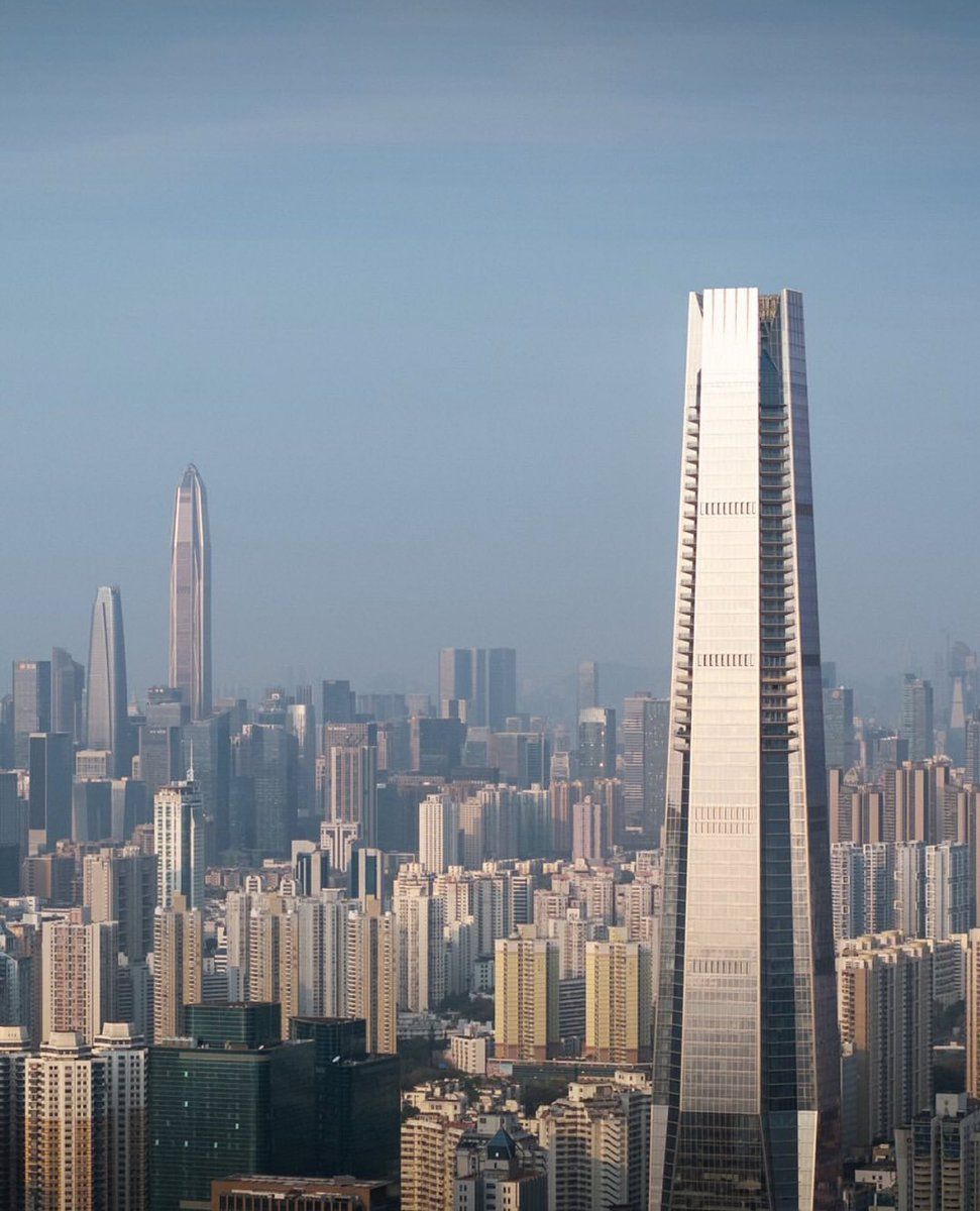 TheB1M's tweet photo. Shenzhen’s 388-metre Citymark Tower👌Designed by @KohnPedersenFox, the supertall skyscraper adds 178,000 square metres of office and residential space into China’s tech capital. 

📷 StudioSZ Photo https://t.co/LkK4XnH24S