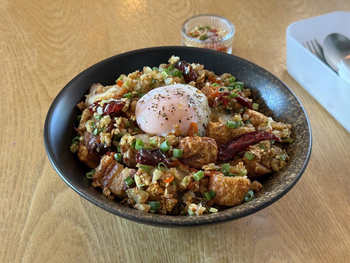 ThongchatW's tweet image. ข้าวหมูกรอบผัดพริกเกลือ ไข่ออนเซ็น ร้าน @nitancafe อร่อยมากกกก