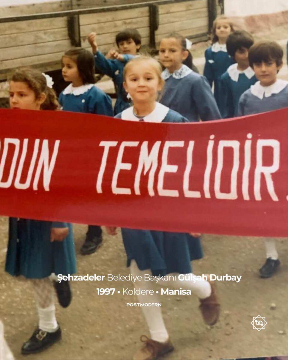 1997 • Koldere • Manisa | Acı kaybımız Şehzadeler Belediye Başkanı Gülşah Durbay’ın çocukluğundan bir kare… 

Kendi ifadesiyle…

“Cumhuriyet, Manisa’nın bir köyünden doğan bir kadının Şehzadeler’e belediye başkanı olabilme ihtimalidir.”