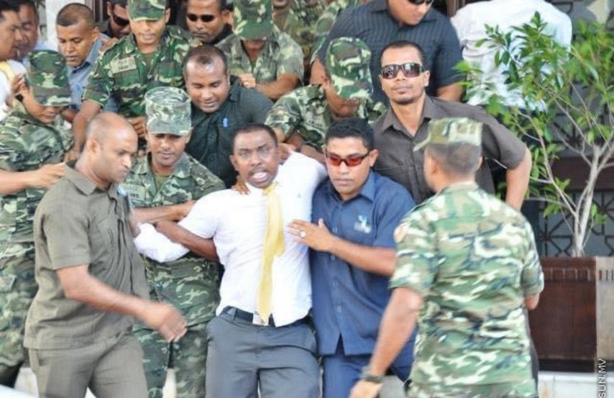 ރައްޔިތުންގެ މަޖިލީހުގެ މުޅި ތާރީޚުގައިވެސް ފެނުން އެންމެ ވަރުގަދަ މެމްބަރުން ތެރެއިން އެއް ބޭފުޅަކަށް އަލީ އާޒިމް ވާނެ. ކުރިން އިއްސޭ އެމްޑީޕީ ފަހުލަވާލުންނަށް “ގޮރިއްލާ” ގޮވި ބާވަތަށް، ނޭނގި ހުރެ ކަންކަމުގައި ވާހަކަ ނުދެއްކީއްޔާ ރަގަޅުވާނީ.