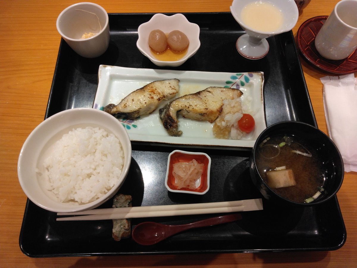 HanuruM's tweet photo. ちょっと前に久しぶりに圭友さんとお喋りしてきた👍

楚々さんでお団子も買ってきましたŧ‹”ŧ‹”( ‘ч’ )ŧ‹”ŧ‹”
美味しい♡

そして先日家族旅行でお伊勢参りに行ってタイムレスマンのロケ地で朝ごはん🍙

何気ない日々だけど楽しい😆 https://t.co/IO36t4Dd1Y
