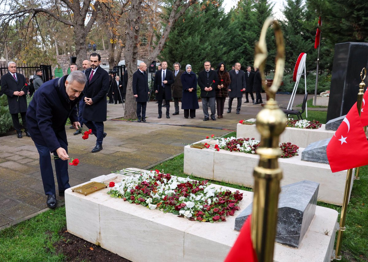 XVI. Büyükelçiler Konferansı kapsamında Bakanımız <a href="/HakanFidan/">Hakan Fidan</a>, Bakan Yardımcılarımız ve Büyükelçilerimiz Dışişleri Şehitliğimizi ziyaret ettiler. 

Şehitlerimizi rahmet ve minnetle anıyoruz. 🇹🇷