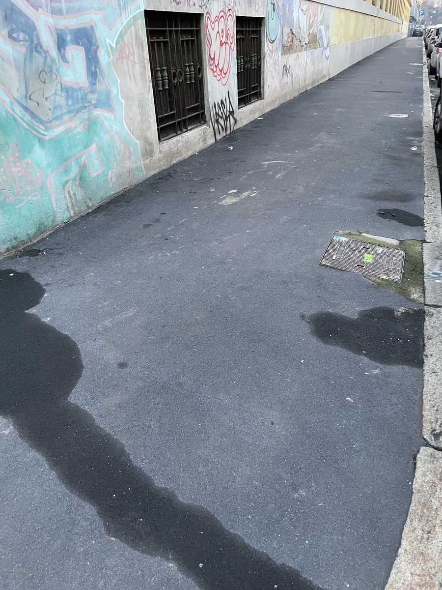 Jma_22's tweet photo. Buongiorno @amsa_spa 
Ieri in via Diodoro Siculo c’è stata la pulizia marciapiedi, ma solo lato pari.
Il marciapiede civico dispari è rimasto sporco

Invio anche foto di depositi di rifiuti https://t.co/ZZEDegZORU