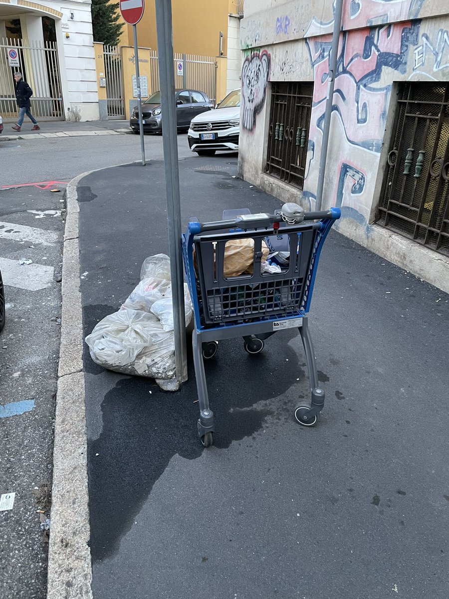 Jma_22's tweet photo. Buongiorno @amsa_spa 
Ieri in via Diodoro Siculo c’è stata la pulizia marciapiedi, ma solo lato pari.
Il marciapiede civico dispari è rimasto sporco

Invio anche foto di depositi di rifiuti https://t.co/ZZEDegZORU