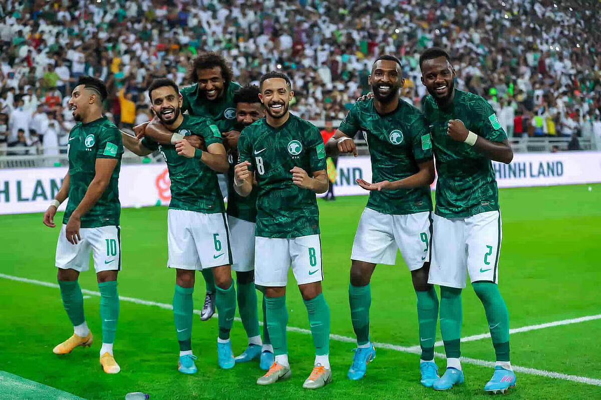 يلتقي المنتخب السعودي نظيره الأردني اليوم الاثنين على إستاد البيت، في نصف نهائي كأس العرب FIFA قطر 2025، في مواجهة قوية بين منتخبين قدّما مستويات مميزة منذ بداية البطولة.. وتأهل الأخضر إلى الدور نصف النهائي بعد فوزه على فلسطين (2-1)، عقب احتلاله المركز الثاني في مجموعته برصيد 6 ن 
