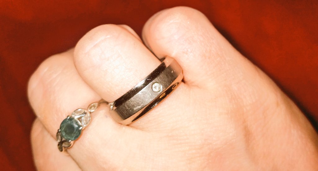 420FindomQueen's tweet photo. When he's so desperate to send and has nothing left..... Make him send his wedding ring 😂 https://t.co/xOP48sJZNr