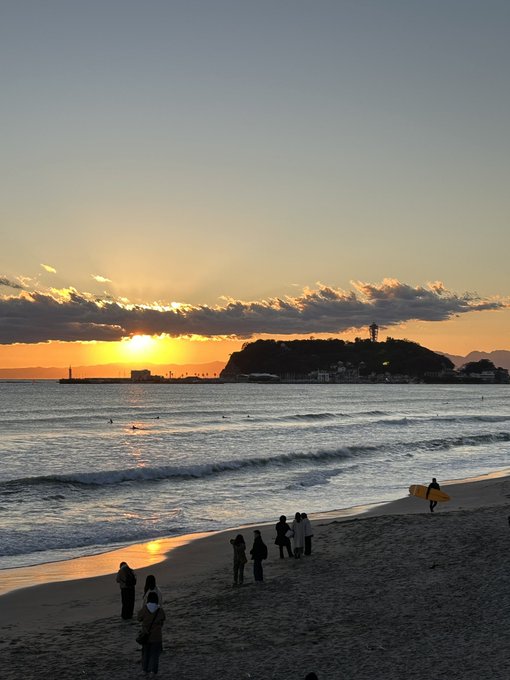 今日の江ノ島は見事な夕焼けでした
駅が赤い 