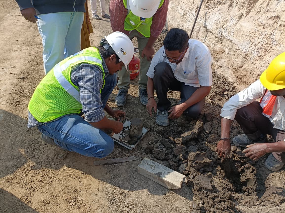 csmrsdelhi's tweet photo. CSMRS Team at  the Polavaram Irrigation Project,  Andhra Pradesh  for the  Quality assurance of clay core of Main  ECRF Dam and  collection of soil samples from the soil stacks  for their characterization to determine the suitability of soil for dam.

#PolavaramIrrigationProject #DamSafety #QualityAssurance  #SoilTesting #AndhraPradesh #CSMRS #JalShakti #15CrHarGharJal #15करोड़हरघरजल