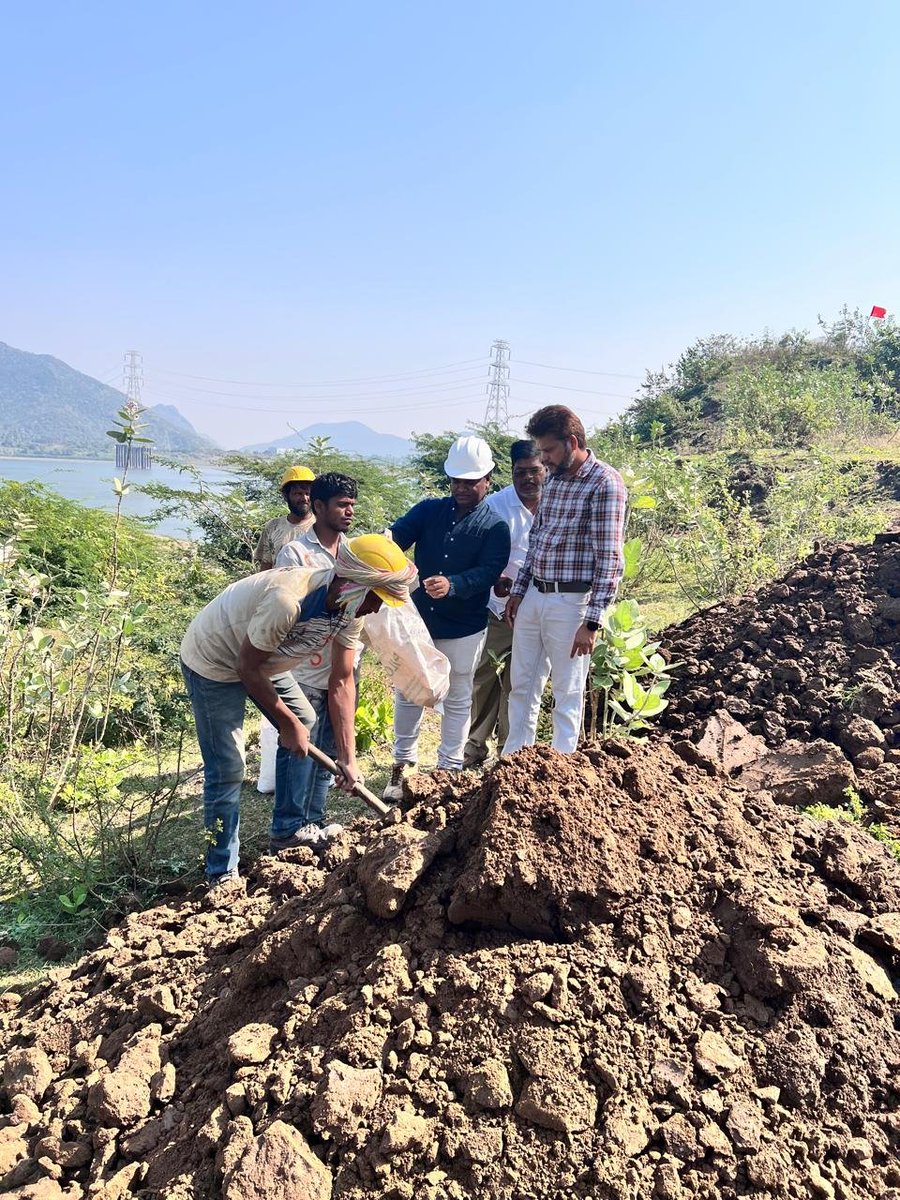 csmrsdelhi's tweet photo. CSMRS Team at  the Polavaram Irrigation Project,  Andhra Pradesh  for the  Quality assurance of clay core of Main  ECRF Dam and  collection of soil samples from the soil stacks  for their characterization to determine the suitability of soil for dam.

#PolavaramIrrigationProject #DamSafety #QualityAssurance  #SoilTesting #AndhraPradesh #CSMRS #JalShakti #15CrHarGharJal #15करोड़हरघरजल