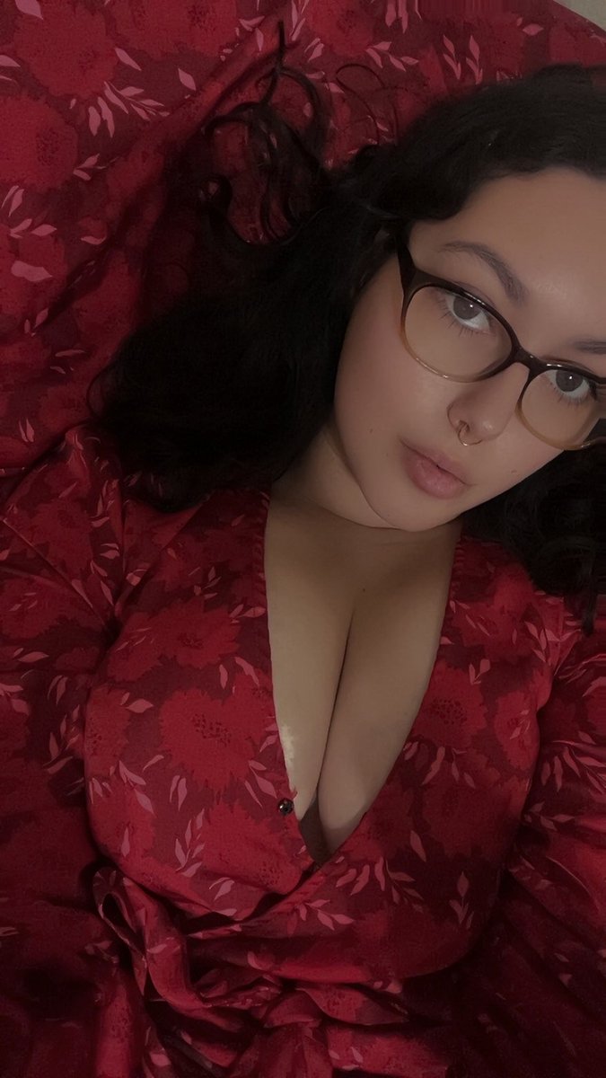 lillianvexx's tweet photo. Come cuddle with me, I'll bring the pillows 😉 https://t.co/j3mViYwo6u