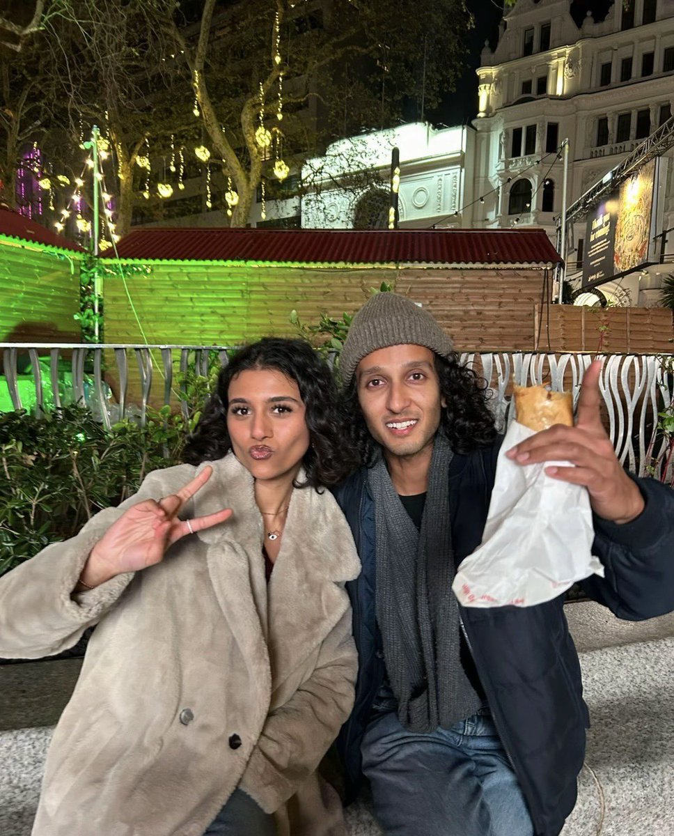 iwtvupdates's tweet photo. Assad looks gorgeous in new pictures with a fan, shared by asmahanb on TikTok! https://t.co/MKdgDqUCqe