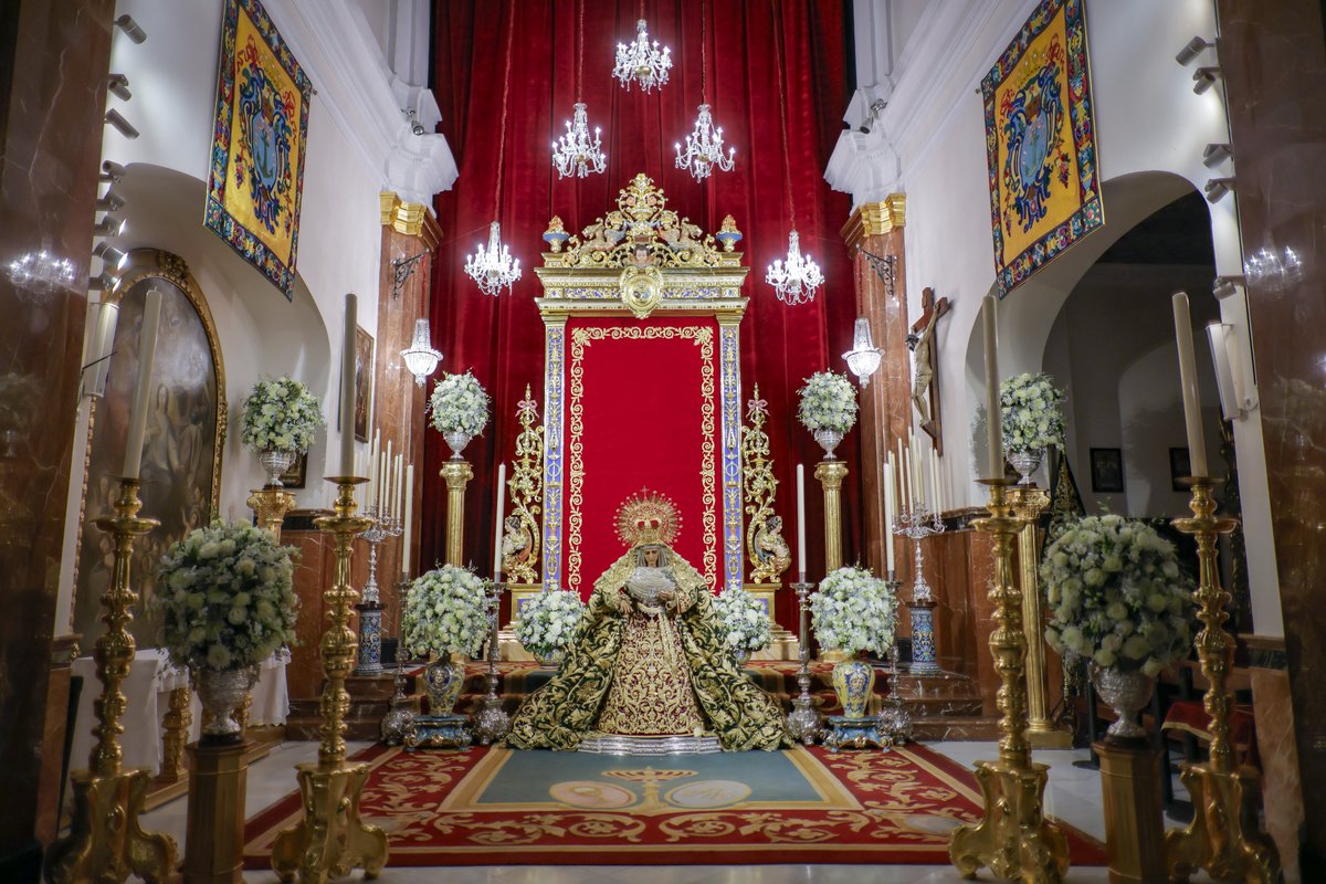 EspDeTriana's tweet photo. Nuestra Señora de la Esperanza, expuesta en devoto besamano para la celebración de los cultos con motivo de la festividad de la Expectación del Parto de la Santísima Virgen 

Nuestra Señora de la Esperanza se halla expuesta en devoto besamano, tal y como marcan nuestras reglas corporativas, para la celebración de sus cultos con motivo de la festividad de la Expectación del Parto de la Santísima Virgen.

En la mañana de hoy, lunes 15 de diciembre, la Santísima Virgen se presenta a los fieles presidiendo la Capilla de los Marineros, y lo hace luciendo el manto de terciopelo verde bordado en oro fino, realizado en el taller de Pepi Maya bajo el diseño de nuestro hermano Francisco Javier Sánchez de los Reyes, estrenado durante la Misión de la Esperanza del pasado mes de octubre. 

#EsperanzaDeTriana
#BesamanoEsperanza25
📸 @ManuFerGomezFot
