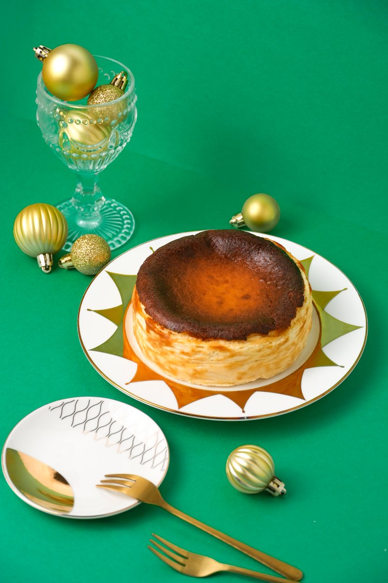 focetta's tweet image. 年の終わりに、少しだけ自分を甘やかして🍰✨
フォチェッタの低糖質バスクチーズケーキ。
北海道産クリームチーズの濃厚なコクと香ばしいキャラメリゼ。
糖質6.3gで、クリスマスも我慢しない贅沢を🎄💛
#focetta #低糖質バスクチーズケーキ #クリスマススイーツ #ご褒美スイーツ