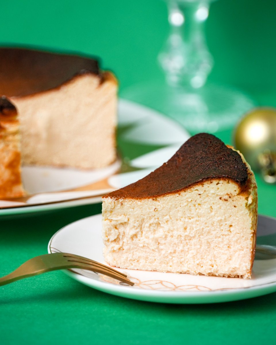 focetta's tweet image. 年の終わりに、少しだけ自分を甘やかして🍰✨
フォチェッタの低糖質バスクチーズケーキ。
北海道産クリームチーズの濃厚なコクと香ばしいキャラメリゼ。
糖質6.3gで、クリスマスも我慢しない贅沢を🎄💛
#focetta #低糖質バスクチーズケーキ #クリスマススイーツ #ご褒美スイーツ