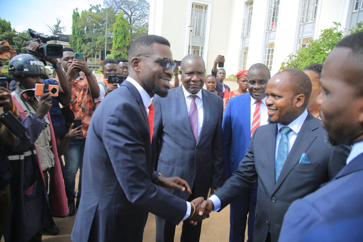 Ekiriwo kati; 

President wa National Unity Platform, Hon. Robert Kyagulanyi Ssentamu atuuse k7 Bulange okusisinkana Katikkiro ne ba minisita ba Kabaka okubanjulira enteekateeka ze mu kaweefube gwaliko ow'okunoonya akalulu ku bukulembeze bw'eggwanga. 

Ayaniriziddwa Minisita