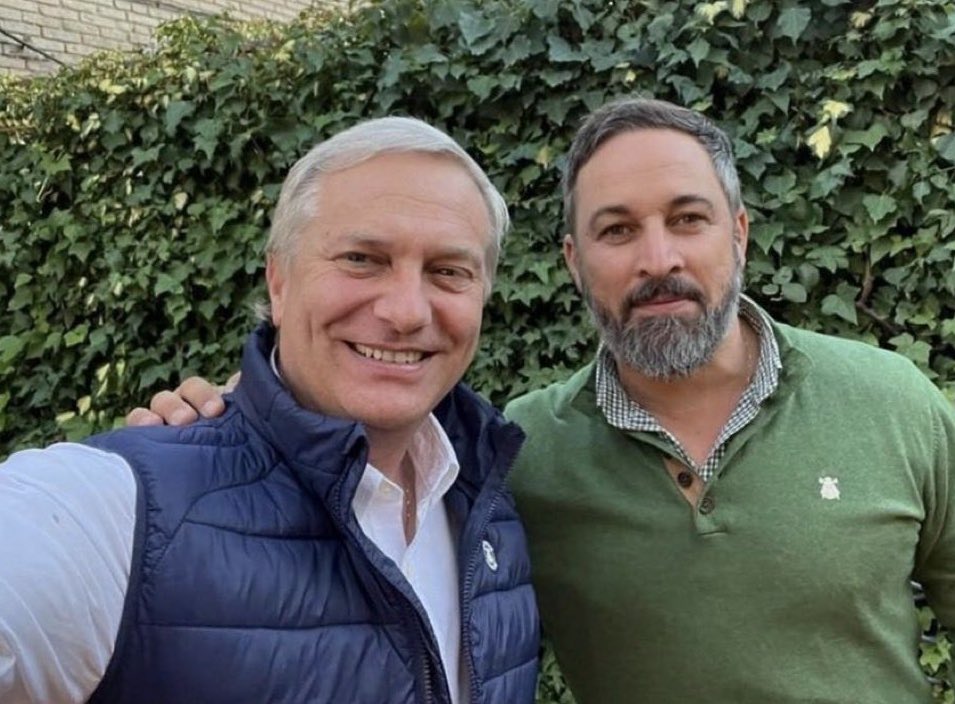 AlanBarrosoA's tweet image. Han elegido a un señor que hizo campaña por Pinochet en 1988. Supongo que eso te parece libertad.

A un señor cuya opción en España es Abascal, no tú.

Mira que hay que ser torpe.