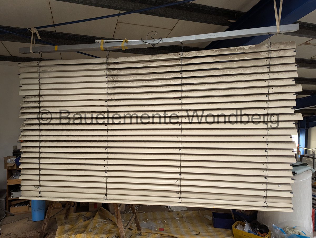 B_Wondberg's tweet photo. Es muss nicht immer ein Austausch sein. Oftmals lassen sich alte Elemente noch sehr gut reparieren und wieder in Schuss bringen. So auch bei dieser Außenraffstoreanlage. Diese wurde repariert, gängig gemacht und gereinigt. Und nun funktioniert sie wieder tadellos.#Außenraffstore https://t.co/ULYjxoowm3