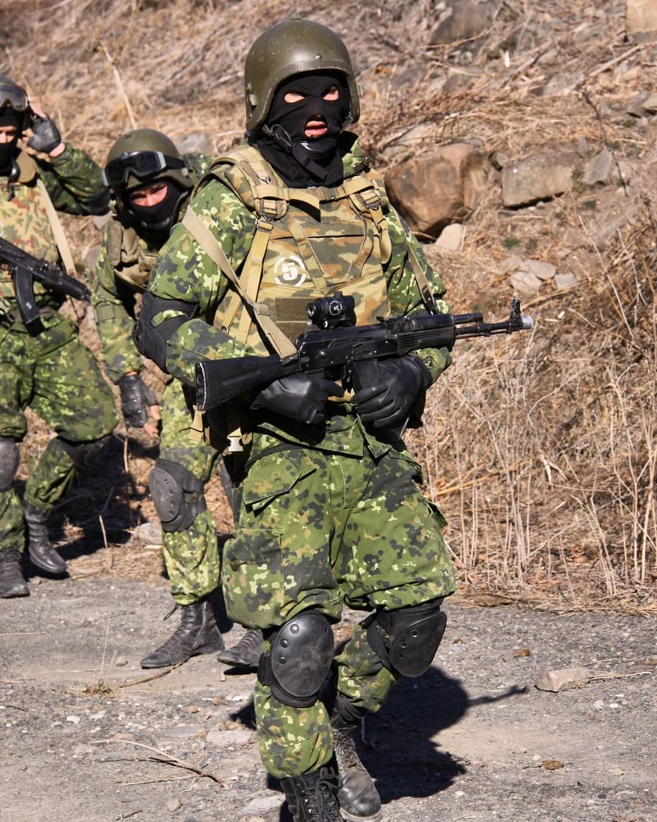 Mobile Action Detachment of the Border Guard Service, Chechnya. 2011.
Equipment: 
"Англия" (England) camouflage suit produced by ЭШП-9 (EShP-9) in "Точка-4" (Tochka-4) camouflage, an early Kirasa PS-U body armor in "Barvikha", and 6B6-3 helmets.
- gruppa_babek