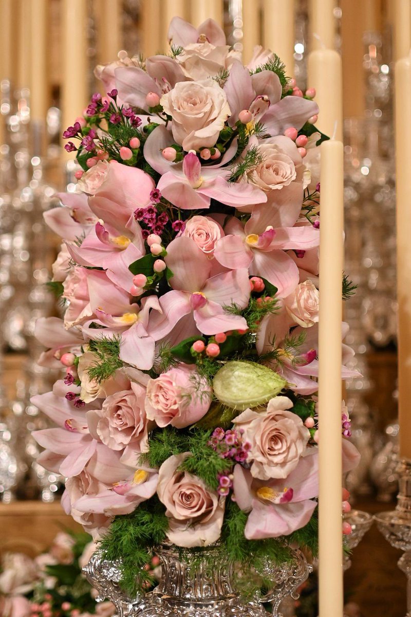 [#18Esperanza] 𝐄𝐋 𝐀𝐋𝐓𝐀𝐑 𝐃𝐄 𝐋𝐀 𝐄𝐒𝐏𝐄𝐑𝐀𝐍𝐙𝐀

Con motivo de los solemnes cultos en honor a María Santísima de la Esperanza (triduo, Solemnidad y besamano), la albacería de la Archicofradía ha proyectado un altar que encarna un efímero epílogo al glorioso Año