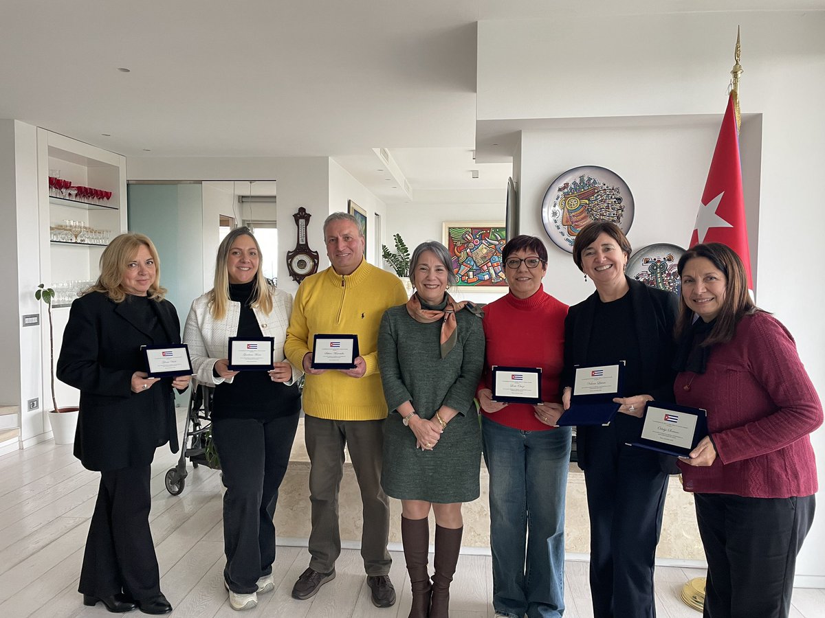A tutti i miei colleghi, compreso il personale italiano che lavora presso <a href="/EmbaCuba_Italia/">Embajada de Cuba en Italia</a>, la mia infinita gratitudine per aver reso questa esperienza piacevole e impegnata nell'onorevole adempimento del dovere di rappresentare e difendere #Cuba.