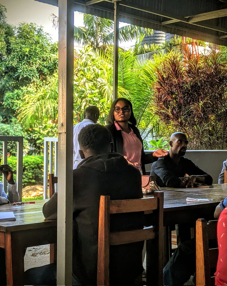 Le samedi 13 décembre, dans le cadre du programme Mazingira Kwanza, EcoD Grands-Lacs a animé un débat  sur l'écorésponsabilité avec les jeunes de l’Université Alternative de Pole Institut. Cet échange nous a permis d’explorer des enjeux cruciaux liés à notre environnement.