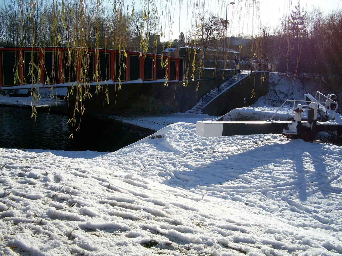 retired_tom's tweet photo. My photos from #December 2009
#CanalRiverTrust #GrandUnionCanal #Berkhamsted #HuntonBridge #Lock #Bridge #Narrowboat #Reflections #Snow #GoldenHour
#Canals & #Waterways can provide #Peace & #calm for your own #Wellbeing #Lifesbetterbywater #KeepCanalsAlive https://t.co/ZnXh8FrsvL