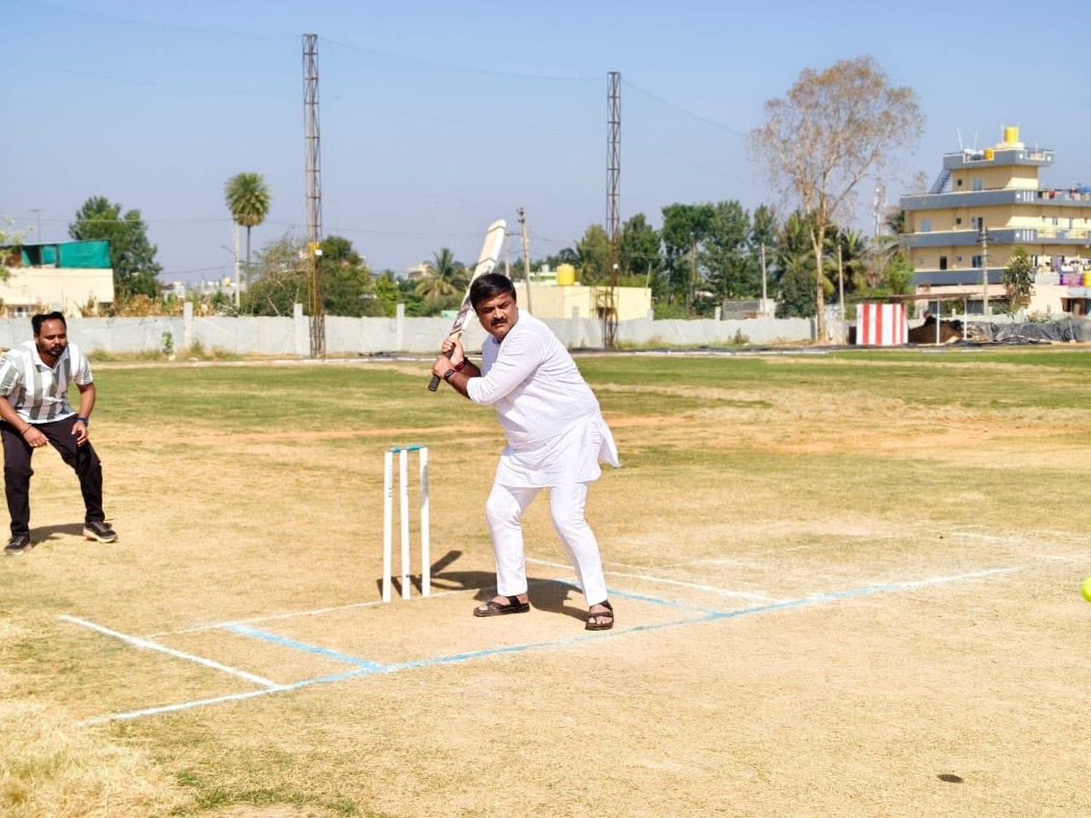 ಬ್ಯಾಟರಾಯನಪುರ ವಿಧಾನಸಭಾ ಕ್ಷೇತ್ರದ ಈಗಲ್ಟನ್ ಸ್ಪೋರ್ಟ್ಸ್ ಪಾರ್ಕ್ ,ಸಾತನೂರ್ ನಲ್ಲಿ ತಿಂಡ್ಲು ಹಿಂದೂ ಯುವಕರ ಸಂಘ &amp; ಸ್ನೇಹಿತರ ಸಹಕಾರದಿಂದ ಡಾ.ರಾಜ್ ಕುಮಾರ್ ಕಪ್ ಕ್ರಿಕೆಟ್ ಪಂದ್ಯಾವಳಿಯಲ್ಲಿ ಮುಖ್ಯ ಅತಿಥಿಯಾಗಿ ಭಾಗವಹಿಸಲಾಯಿತು.

ಈ ಸಂದರ್ಭದಲ್ಲಿ ಆಯೋಜಕರಾದ ದರ್ಶನ್ ಗೌಡ,ಯಶಸ್ ಗೌಡ ಉಪಸ್ಥಿತರಿದ್ದರು.

#Byatarayanapura