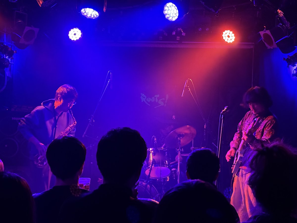 karashi_1125's tweet photo. 【12月14日高円寺ROOTSの思い出④】

EDOMAE、お久しぶりの対バンで興奮した！🔥

CDは相変わらず聴いているけど、やっぱり生で聴くとたまらんものがあるね……映画の中の登場人物になったような、そういう没入感に浸れるバンドです。

EDOMAEの皆とも話したけど、最初Cartilageで対バンして(＠下北)、その後ROOTSでも対バンして、今回はしにぞこナイツで初対バンだったけど、少しずつEDOMAEの全歴史を観ているという……とても感慨深い。