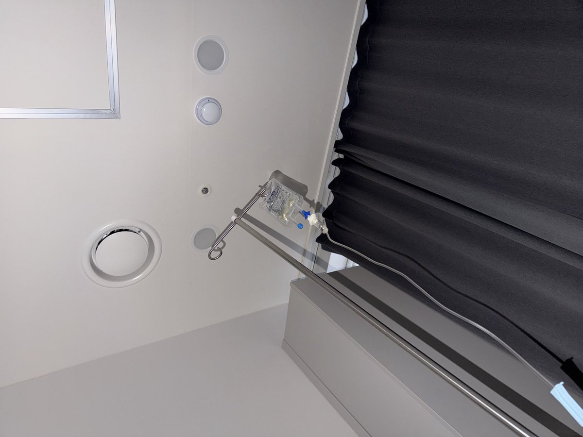 dailyhaechan's tweet image. 251215 haechan 🐻💭

“I’m not sick”
“Yesterday, before hot sauce, I was going up the stairs and lightly bumped my shin. I had a bit of a bruise and it hurt, but today I’m fine.”
“Oppa is getting an IV drip”
“Not cuz I’m in pain X, a vocal cord IV before recording O.”

🫳🏻🫳🏻🥺