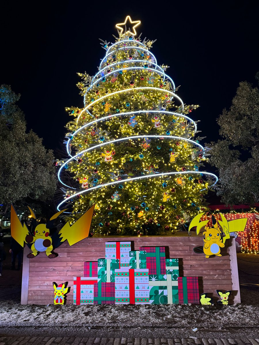 ライトアップされたポケモンクリスマスツリー綺麗🎄✧٩( ·̫ )و