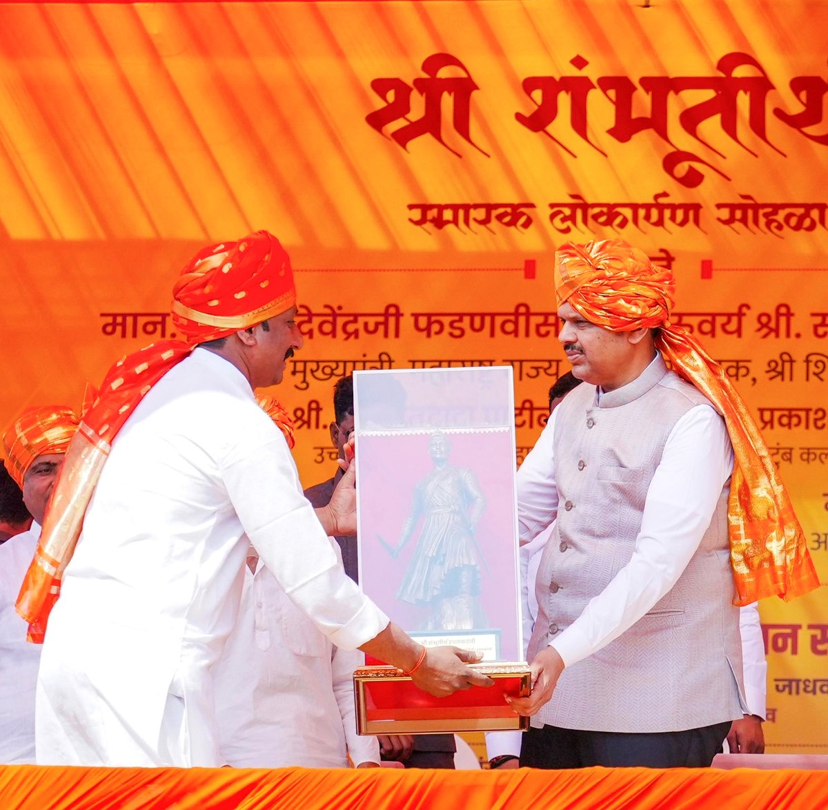 CMOMaharashtra's tweet image. स्वराज्यरक्षक, धर्मवीर छत्रपती संभाजी महाराज...स्वराज्याचा स्वाभिमान!🚩

मुख्यमंत्री देवेंद्र फडणवीस यांनी श्री शंभुतीर्थ चौक, इचलकरंजी येथील स्वराज्यरक्षक, धर्मवीर छत्रपती संभाजी महाराज यांच्या पुर्णाकृती पुतळ्याचे अनावरण करून पुतळ्याला विनम्र अभिवादन केले. 

यावेळी मुख्यमंत्री…