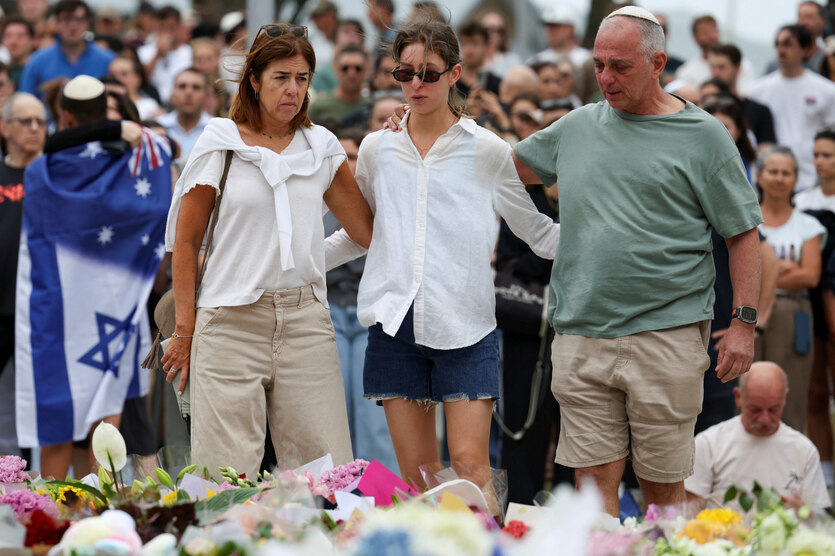 المجرم منفذ الهجوم الطائفي الحاقد على اليهود في أستراليا "سيدني"  هو أب وإبنه ترى ماهذا الإسلام البغيض اللي يدفع أب وإبنه للإجرام وقتل الأبرياء . الصبر والسلوان لأهالي الضحايا واللعنة على روح الأب وإبنه وكل مسلم من هذه النمرة الوسخة