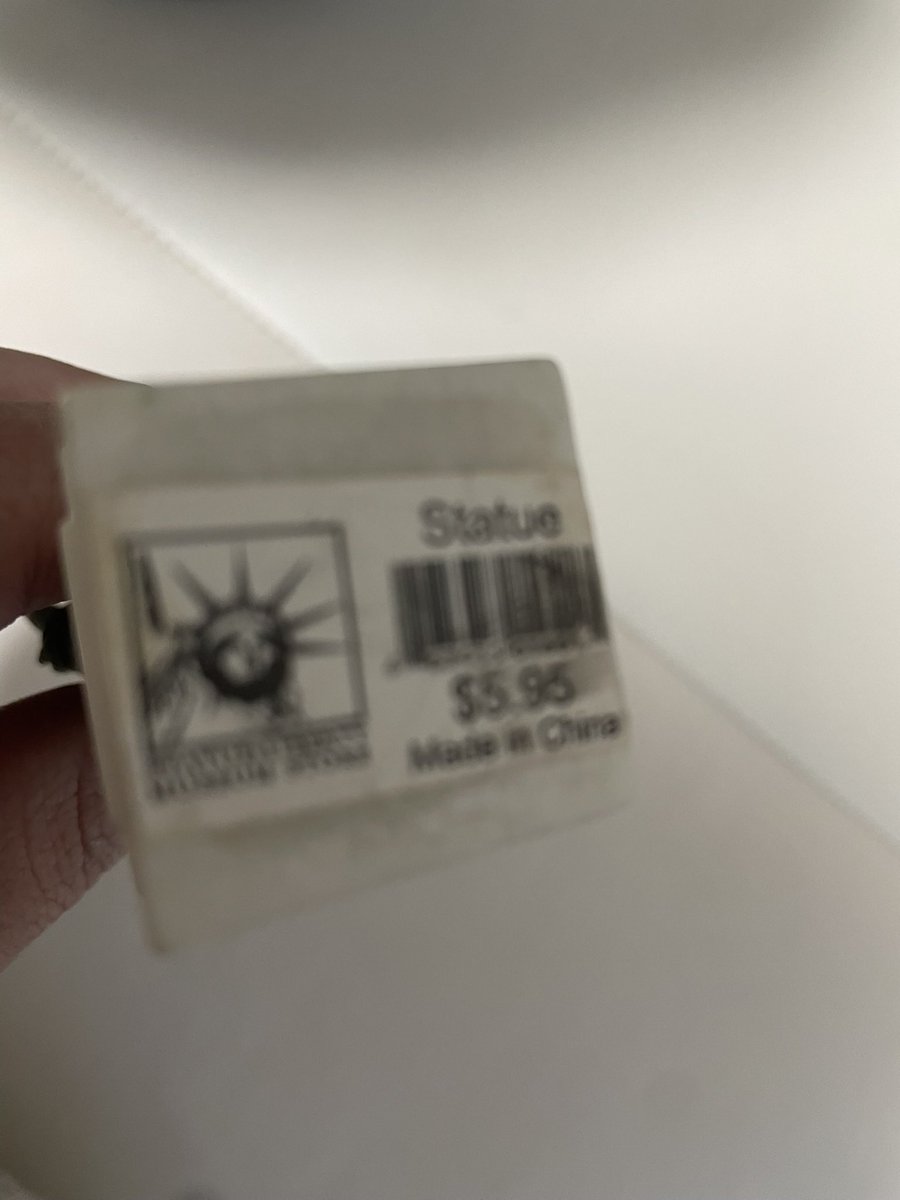 学校で作った置物です。金欠です。 昔ニューヨークで買った6ドルほどの自由の女神のフィギュア。 Amazonで