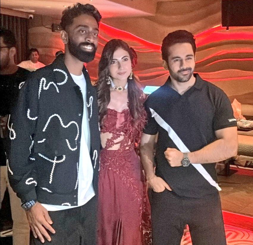 Just realized Farhana’s fans loves Pranit and Abhishek more than Amal and Baseer because they were the only ones who stood by her during her low moments, even when her own friends were against her.

#PranitMore | #FarrhanaBhatt | #BB19