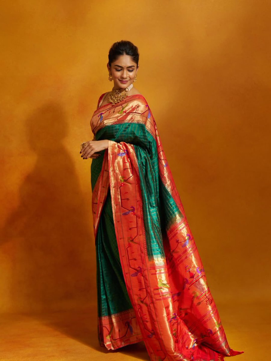 naresh_allu's tweet photo. Mrunal Thakur in a stunning Marathi look ЁЯСАЁЯШп
Pure elegance with desi charm ЁЯФе
#MrunalThakur #MarathiLook #DesiElegance
@mrunal0801 https://t.co/jTDkHc3Hbq