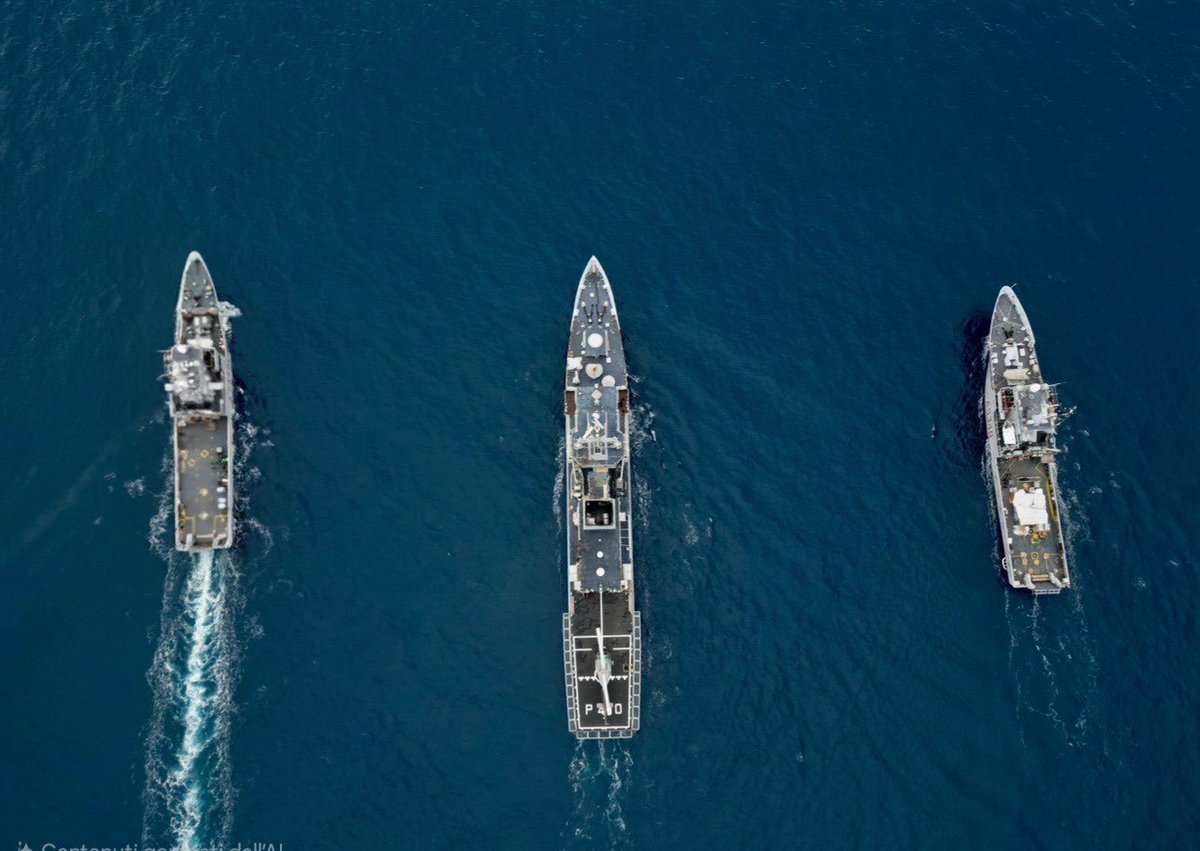 ItalianNavy's tweet photo. Con il supporto della fregata #Carabiniere, flagship dell’Operazione Mediterraneo Sicuro, e del pattugliatore #Orione, si è svolto il passaggio di consegne tra i moto trasporto costiero #Caprera e #Tremiti nell’ambito dell’Operazione ex-NAURAS.
#IlGrandeEquipaggio
@MinisteroDifesa
@SM_Difesa